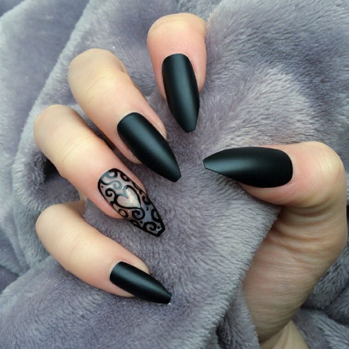 ballerina nails, schwarz und transparent, nagellack und design mit einem herzchen am ringfinger