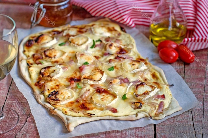 flammkuchen selber machen, dünner teig, pizza mit pilzen, zwiebel und bacon, cherry tomaten, glas wein