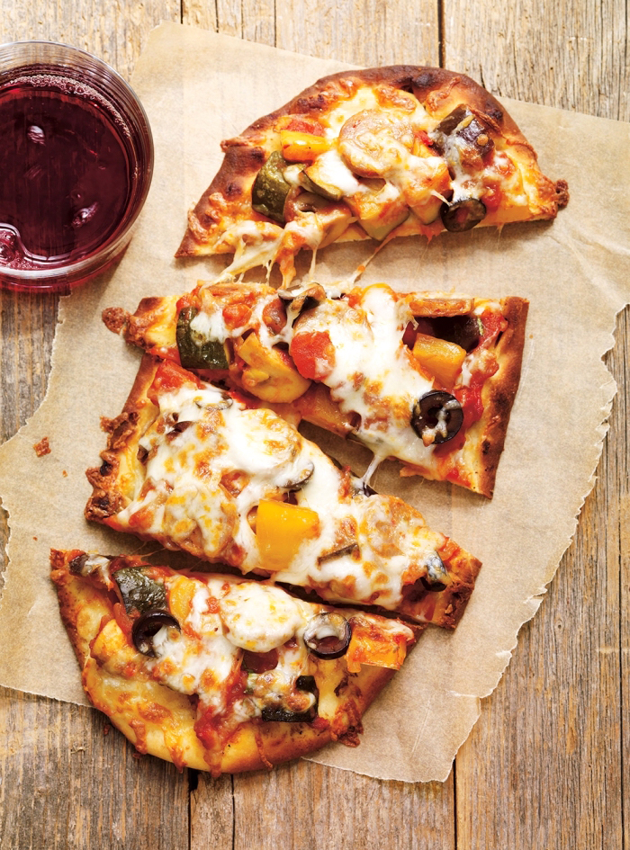 flammkuchen selber machen, pizza mit käse, mozzarella, oliven und cherry tomaten, glas wein