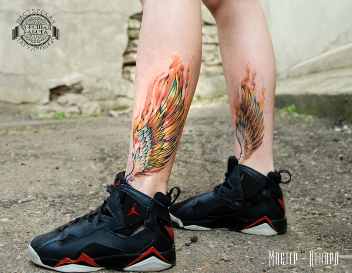 flügel tattoo ideen, farbige tätoweirungen an den beinen, wassenrfarben tattoos, sportschuhe in schwarz und rot