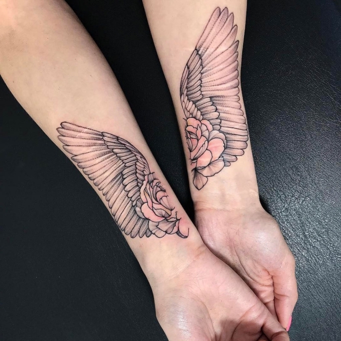 flügel tattoo für geschwister, tätowierungen an den unterärmen, engelsflügel in kombination mit blumen