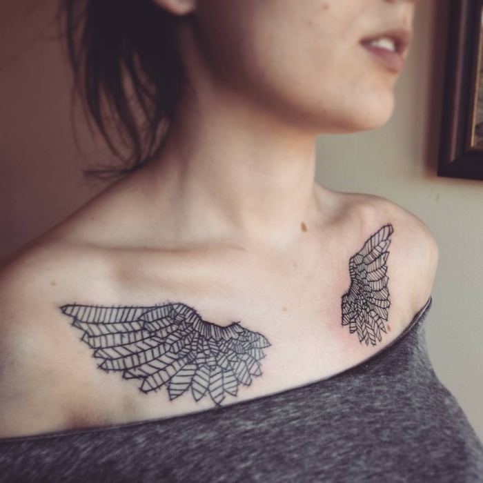 flügel tattoo ideen, frau mit tätowierungen über den brust, offene engelsflügel, tattoos für damen