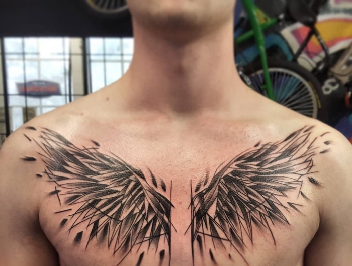 flügel tattoo, mann mit blackwork tätowierung auf der brust, tattoos für männer ideen, zwei flügel