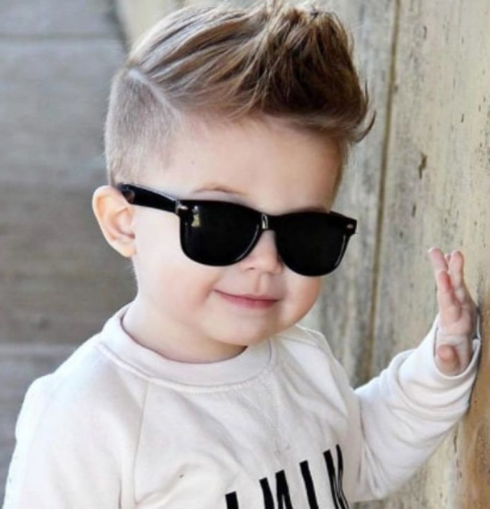 frisuren für jungs kleines kind mit coolem style, brille schwarz, ray ban, haarstyle 
