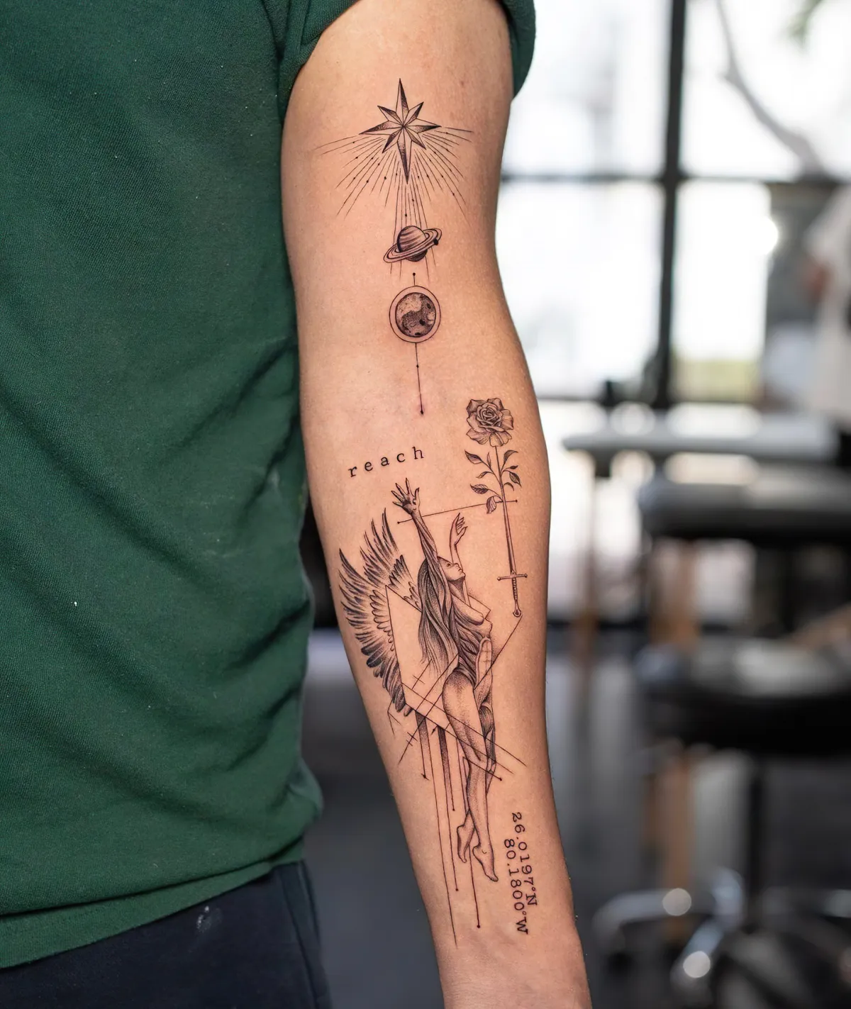 full sleeve tattoo mann engel mit rose