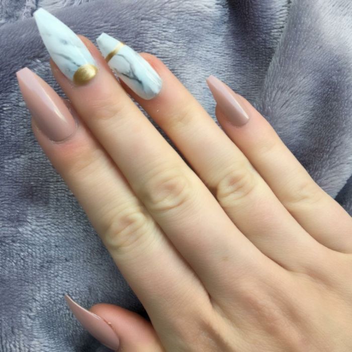 ballerina nails, marmor motiv, beige nägel, zeigefinger und kleiner finger