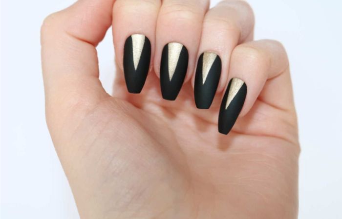 ballerina nails, schwarze mattfarbe, verschönert mit weißen dreieckförmigen motiven