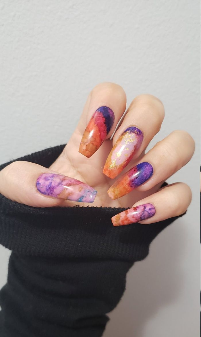 fingernägel formen, kosmos motiv farben auf den nägeln, buntes nageldesign