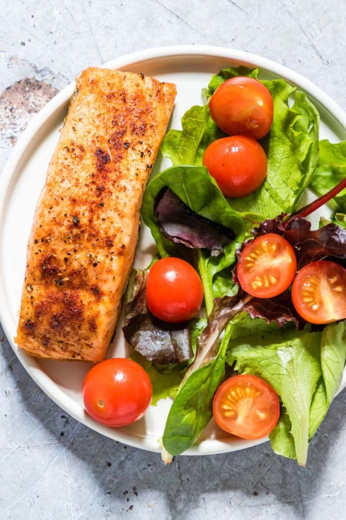 gerichte ohne kohlenhydrate, gebratener fisch mit salatblättern und cherry tomaten, low carb