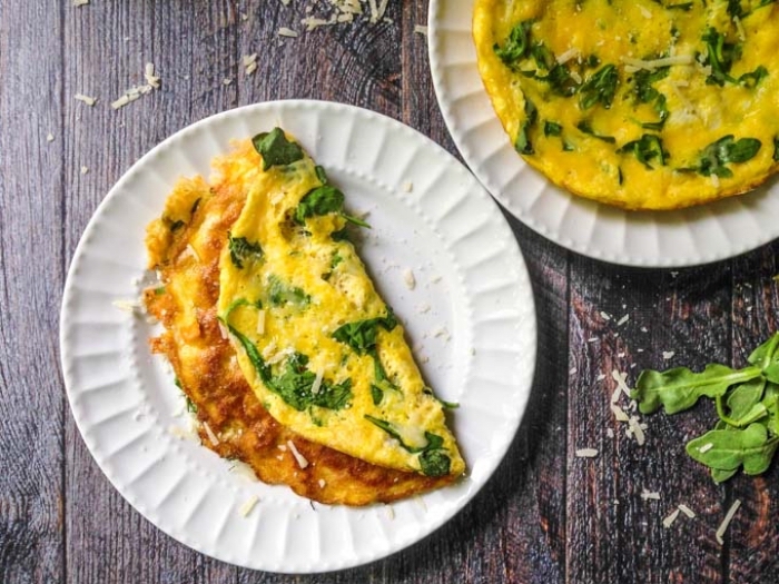 omelette mit spinat, gerichte ohne kohlenhydrate, low carb diät rezepte ideen, kohlenhydratarm