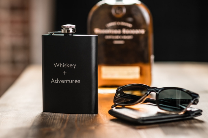 geschenk für freund, schwarze alkoholflasche mit schriftzug, sonnenbrille, geldbeutel aus leder