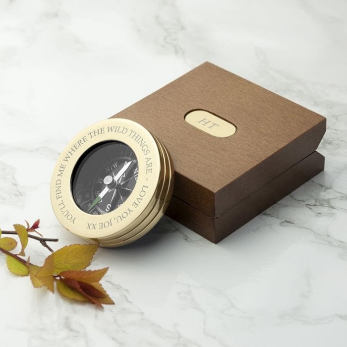 geschenke für männer, eleganter goldener kompass mit gravur, braune box mit initialen