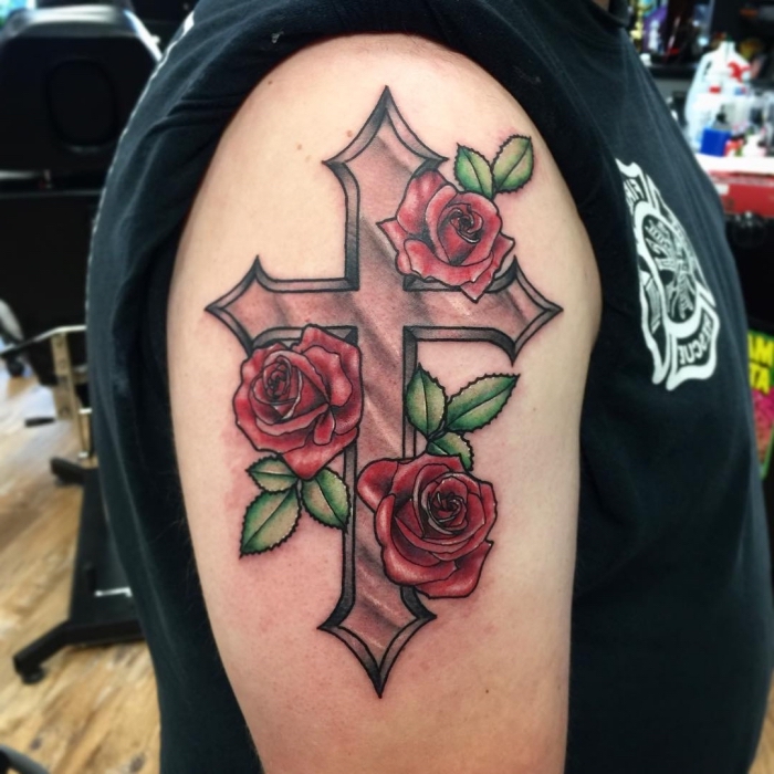 großes eisernes kreuz tattoo, rote rosen, blumen tattoo am oberarm, mann mit großer tätowierung, t shirt