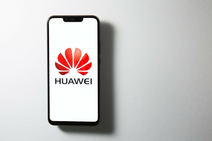 Huawei Smartphone mit dem Logo vom Unternehmen, Sperrbildschirm mit dem Logo