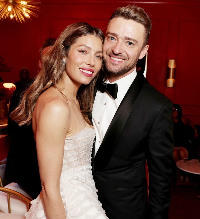 Jessica Biel und Justin Timberlake lächeln und sind schön gekleidet auf dieses Foto