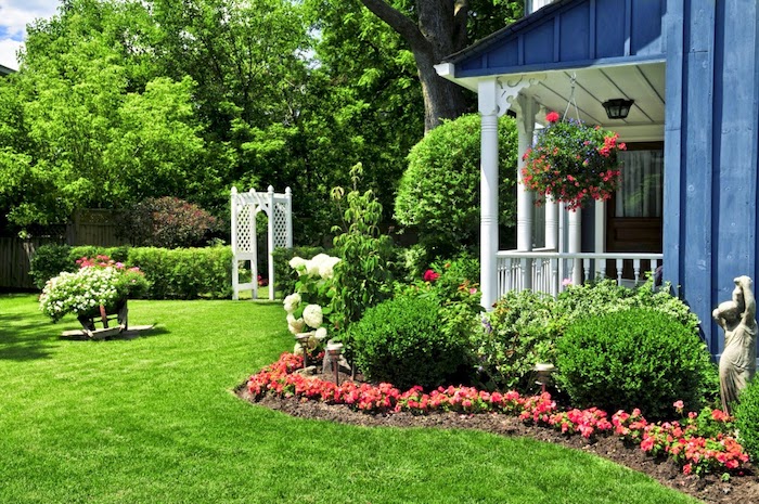 Garten individuell gestalten , der klassische Gartentyp, große Grünfläche umranden mit farbenfrohen Blumen 