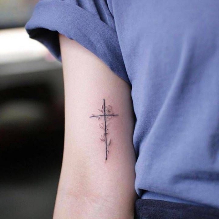 Kreuz tattoo am hals