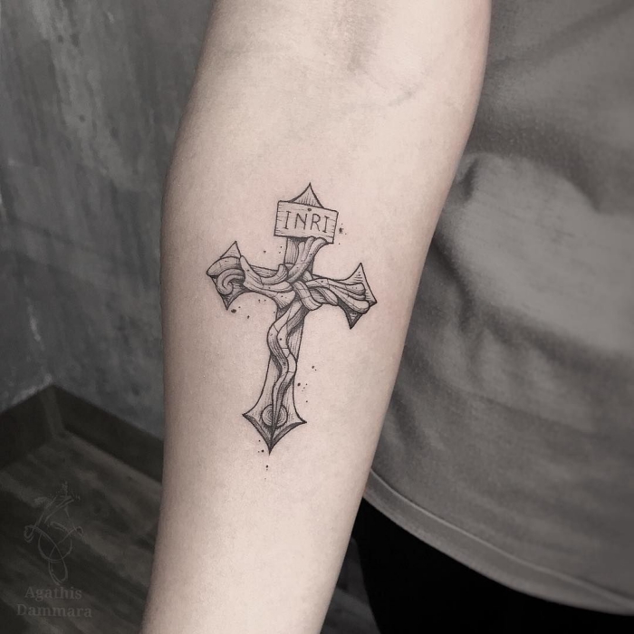 schwarz graue tätoiwerung am unterarm, kleine tattoo motive ideen, religiäse tätowierung