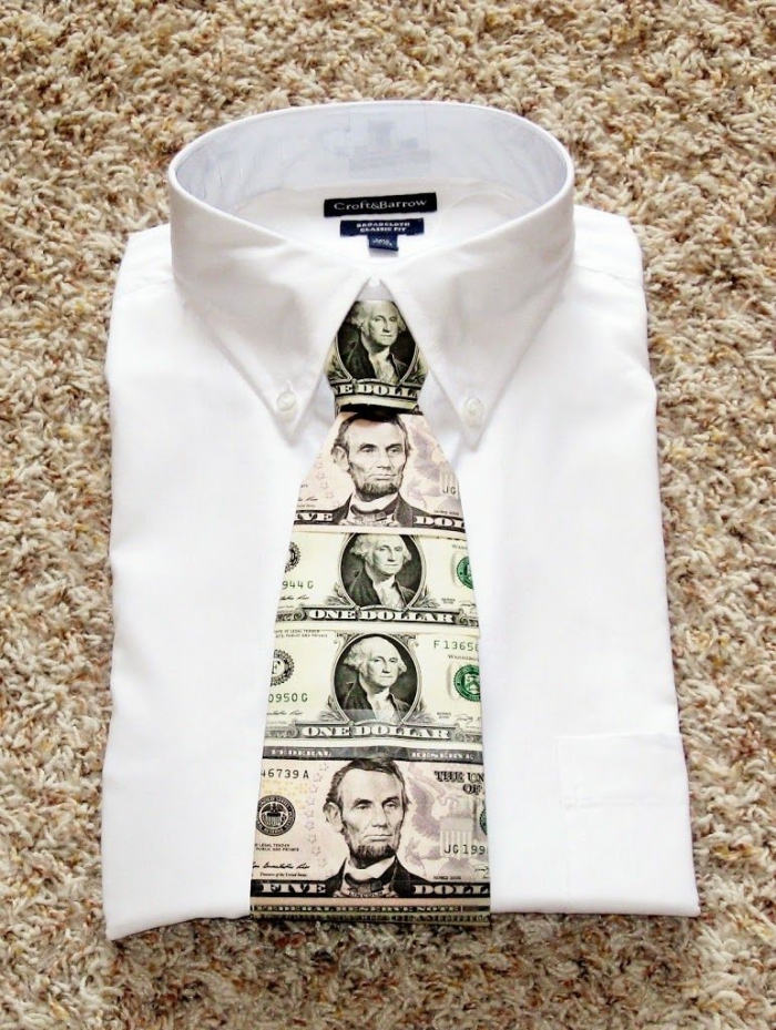 kreatives geschenk für freund, geldgeschenke selber machen, krawatte mit banknotten, weißes hemd