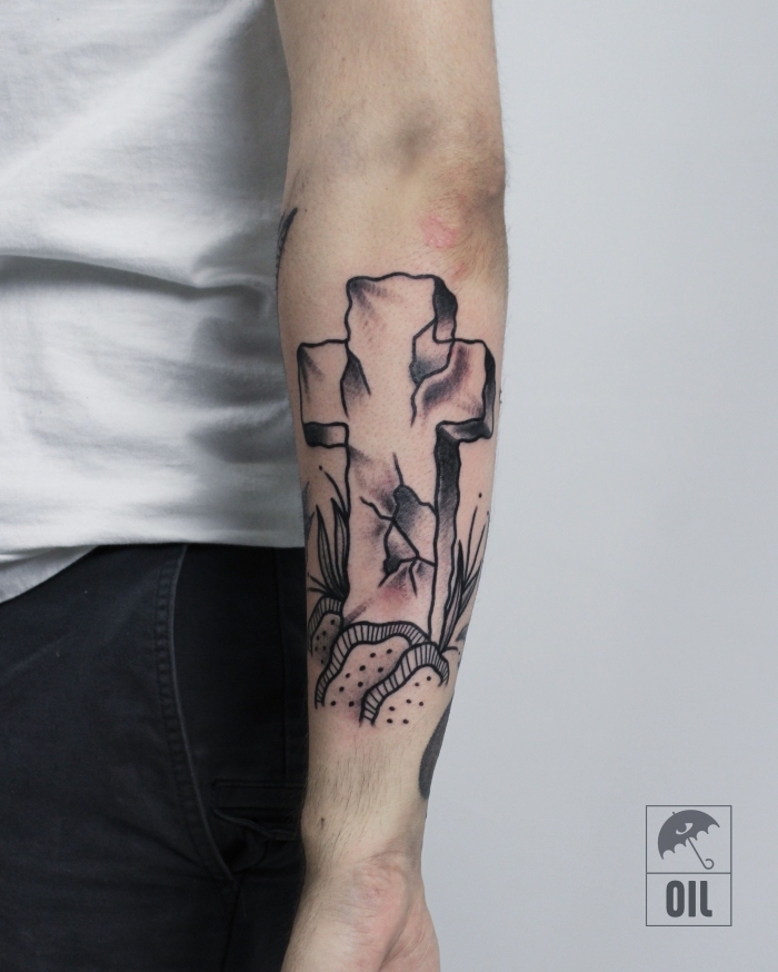 kreuz tattoo am unterarm, schwarz graue tätowierung am arm, trendige motive, tattoo foto
