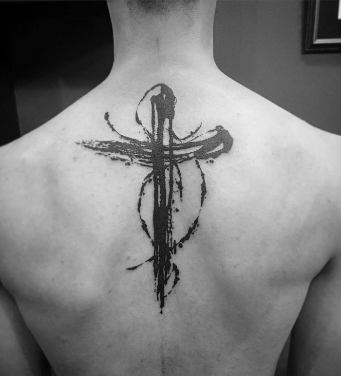 kreuz tattoo, mann mit blackwork tätowierung am rücken, großes symbol, realisiöses tattoo, motive für männer