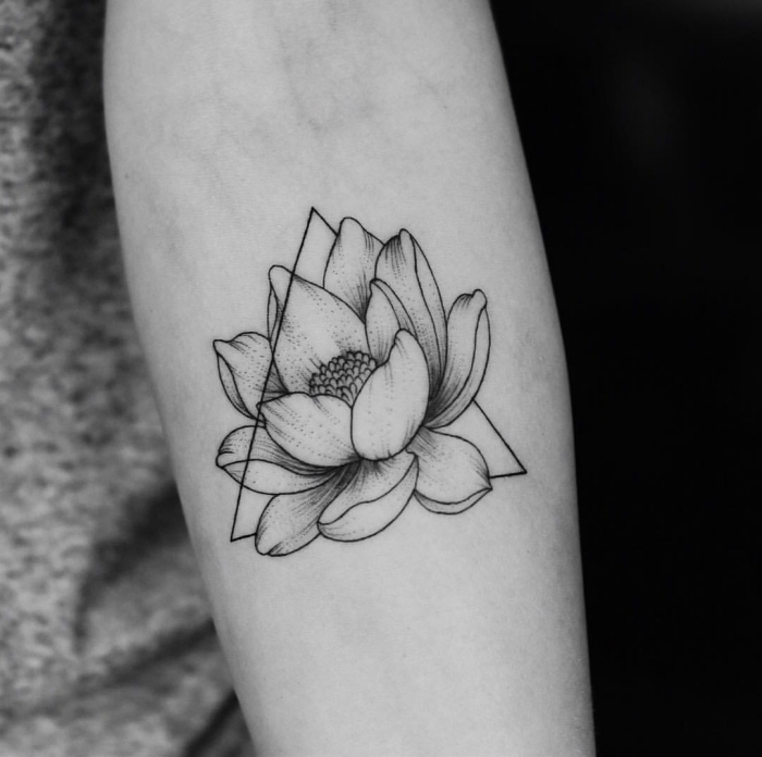 lotus tattoo die besten designs für frauen, lotusblume am arm, kleine tätowierung am unterarm