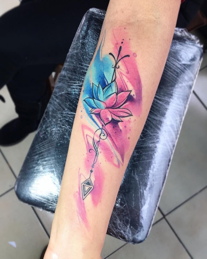 lotus tattoo, die besten designs, wasserfarben tätowierung am unterarm, pfeil in kombination mit lotusblüte