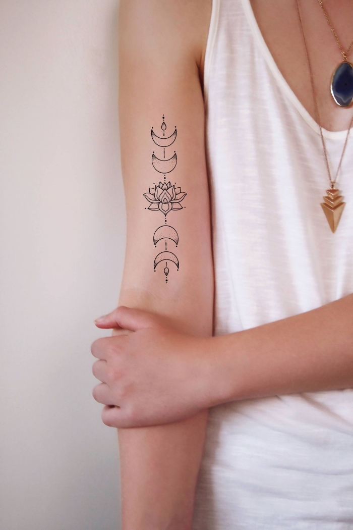 lotusblume tattoo ideen, buddhistisches symbol, halbmonde in kombiantion mit lotus, oberarm