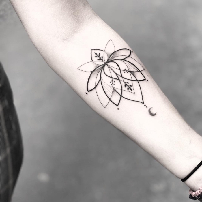 lotusblume tattoo am unterarm, blackwork tätowierung am unterarm, kleiner halbmond, lotusblüte
