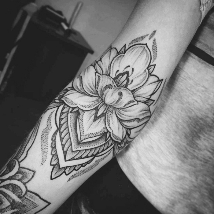 mandala motive, lotusblüte am arm, lotusblume tattoo bedeutung, tätowierung am unteraem