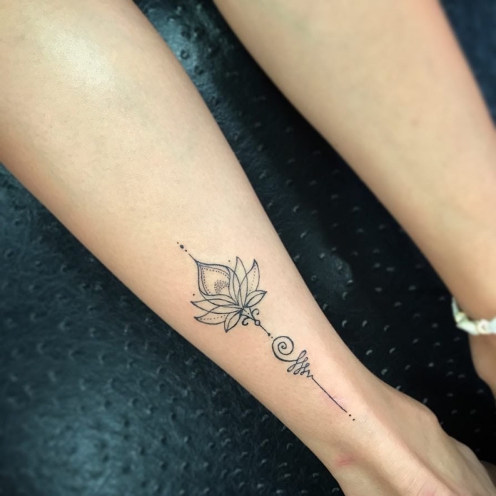 buddhistische symbole, lotusblume tattoo bedeutung, lotus in kombination mit unalome, symbol für neuanfang