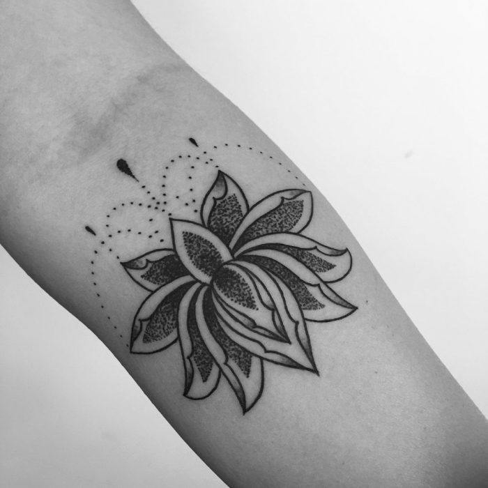 tätowierung in schwarz und grau, lotusblume tattoo bedeutung und populäre designs, unerarm