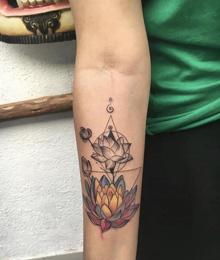 lotusblume tattoo bedeutung, zwei lotusblüten, tätowierung mit blumen als motiv, dreiecke