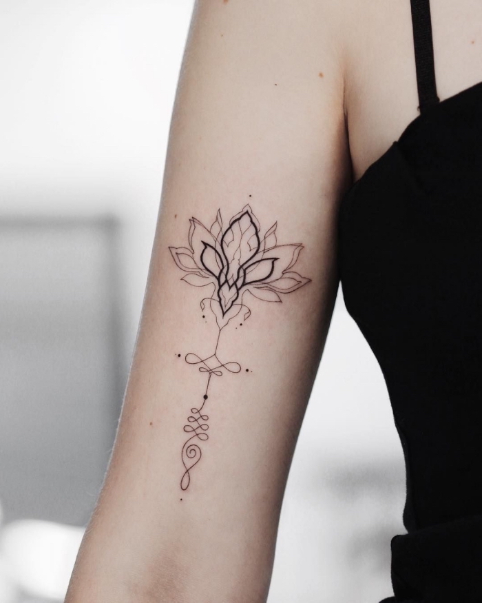lotusblume tattoo die besten ideen, frau mit tätowierung am oberarm, lotus mit unalome 