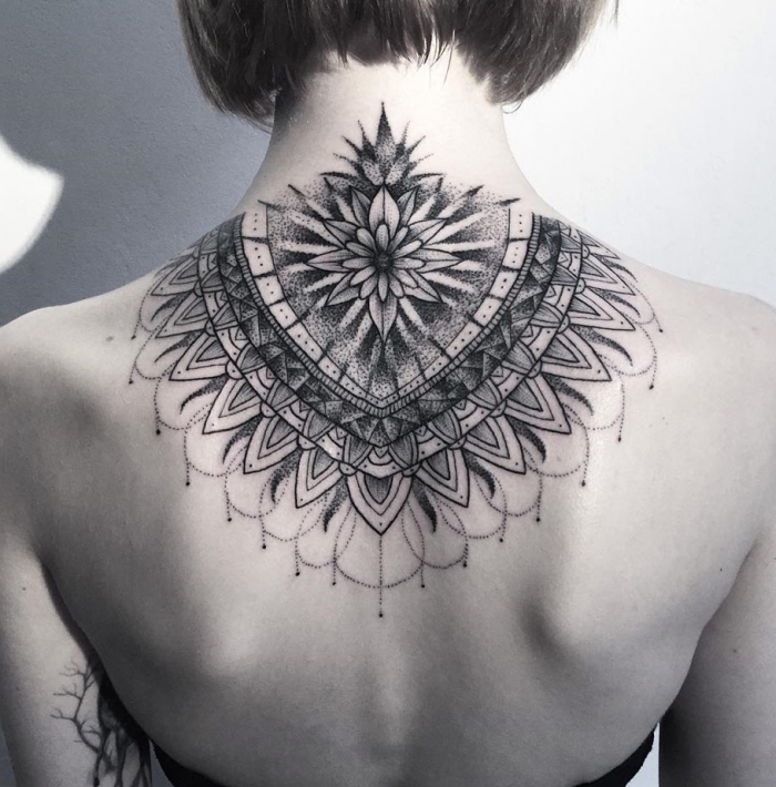 frau mit großem blackwork tattoo am rücken, lotusblüte bedeutung, geometrische elemente, mandala