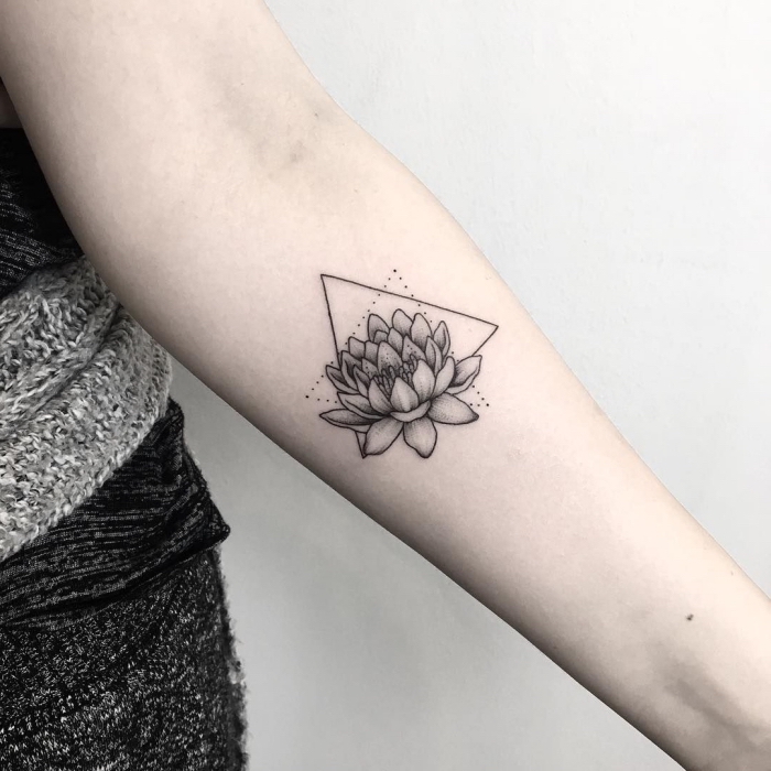lotusblüte bedeutung, geometrische elemente, lotusblume in schwarz und grau, dreiecke