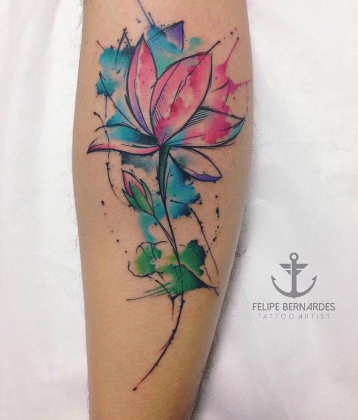 lotusblüte bedeutung tattoo, wasserfarben tätowierung am bein, farbiges tattoo mit blumen motiv