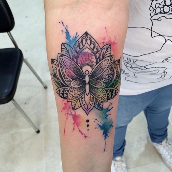 lotusblüte bedeutung tattoo, wasserfabren tätowierung am unterarm, lotus mit schmetterling