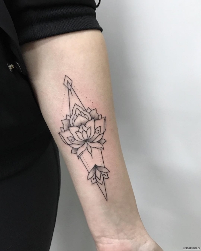 tattoos für frauen, lotus mit geometrischen motiven, lotusblüte bedeutung und beliebte designs