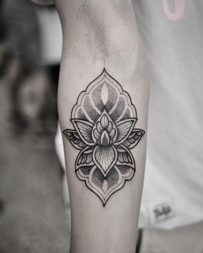 blumen tattoo in schwarz und grau, lotusblüte bedeutung und designs, blackwork tätowierung am unterarm