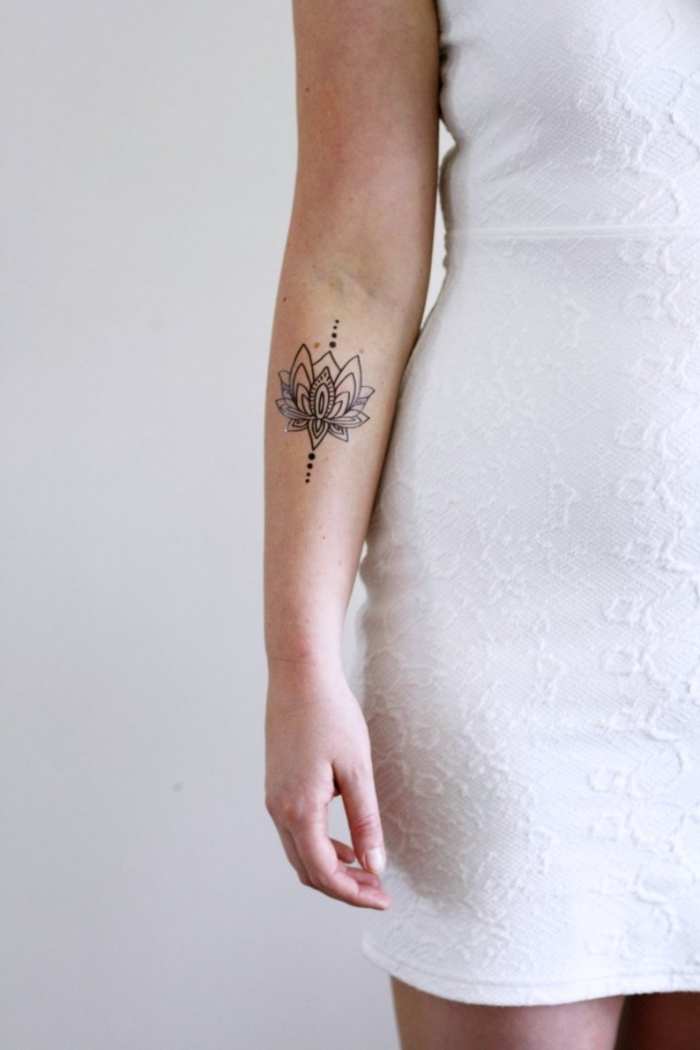 kleine tätowierung am unteraem, blumen tattoo ideen, lotusblüte bedeutung, weißes kleid
