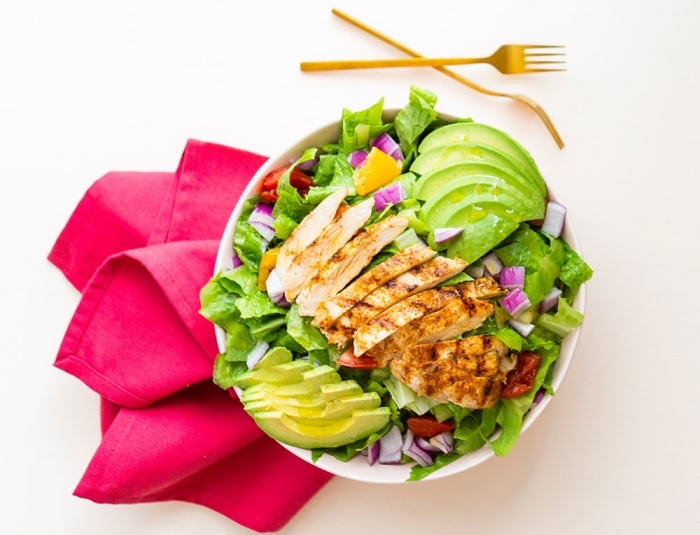 low carb abendessen, kohlenhydratarme ernährung für den abend, gegrillte hühnerbrust mit salat aus avocado und salatblättern