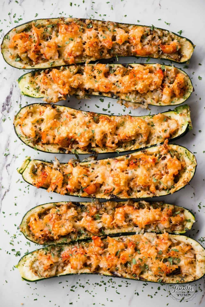 low carb gerichte einfach und schnell, abendessen ideen, gefüllte zucchini mit füllung aus fleisch und gemüsen