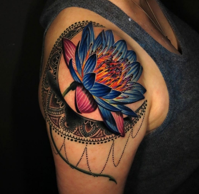 mandala tattoo bedeutung, große lotusblume am oberarm, farbige blume am arm, halbmond
