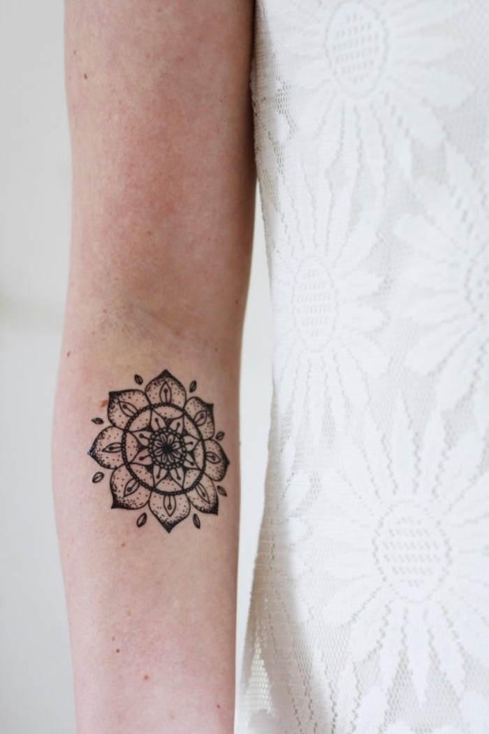 tätowierung am unterarm, mandala tattoo bedeutung, kleine motive für frauen, arm tattoo