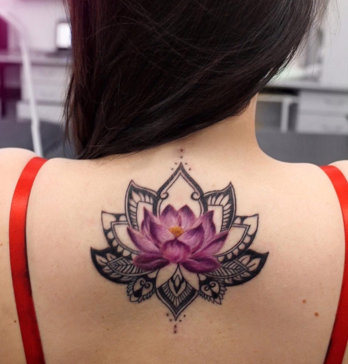 tattoos für frauen, mandala tattoo bedeutung, rosa lotus am rücken, realitische lotusblüte