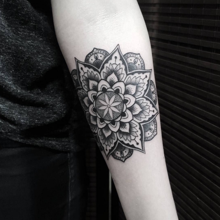 detailliertes tattoo an schwarz und grau, mandala tattoo bedeutung, blackwork tätowierung am arm