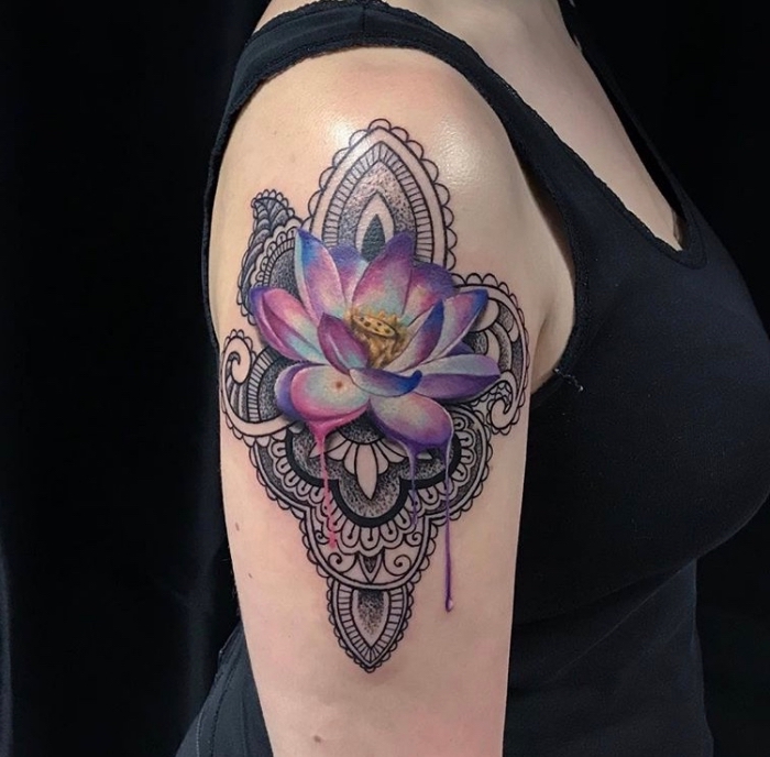 motive für frauen, farbige tätowierung am oberarm, lotus in lila und blau, mandala tattoo bedeutung