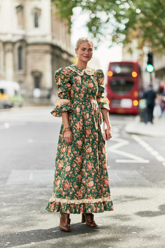 Modetrends 2019 für Damen, langes Kleid, Blumenmuster auf grünem Grund, mit langen Ärmeln 