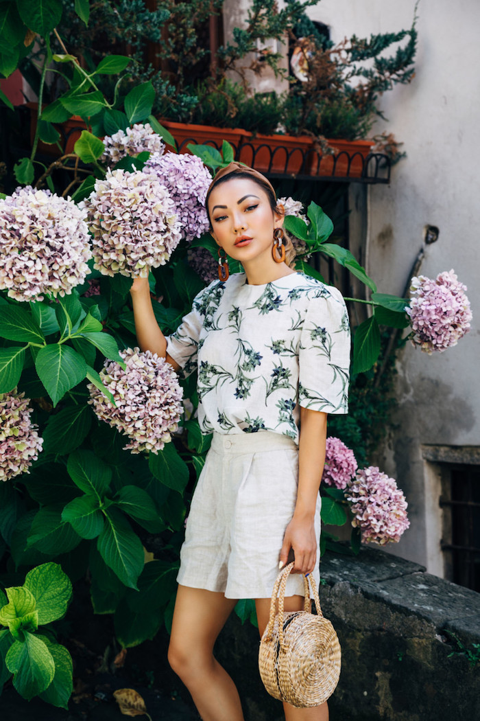 Sommer Mode 2019, kurze Hose mit hoher Taille, weißes Shirt mit Blumenmuster, runde Rattan Tasche